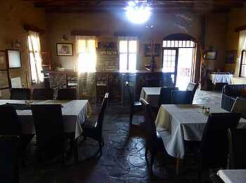 Fort Sesfontein: Das Restaurant mit der Bar an der Stirnfront
