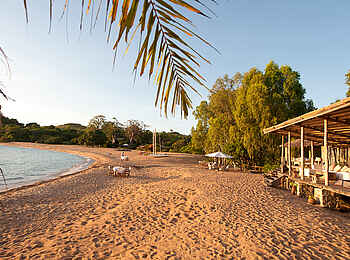 Kaya Mawa: Bar und Lounge