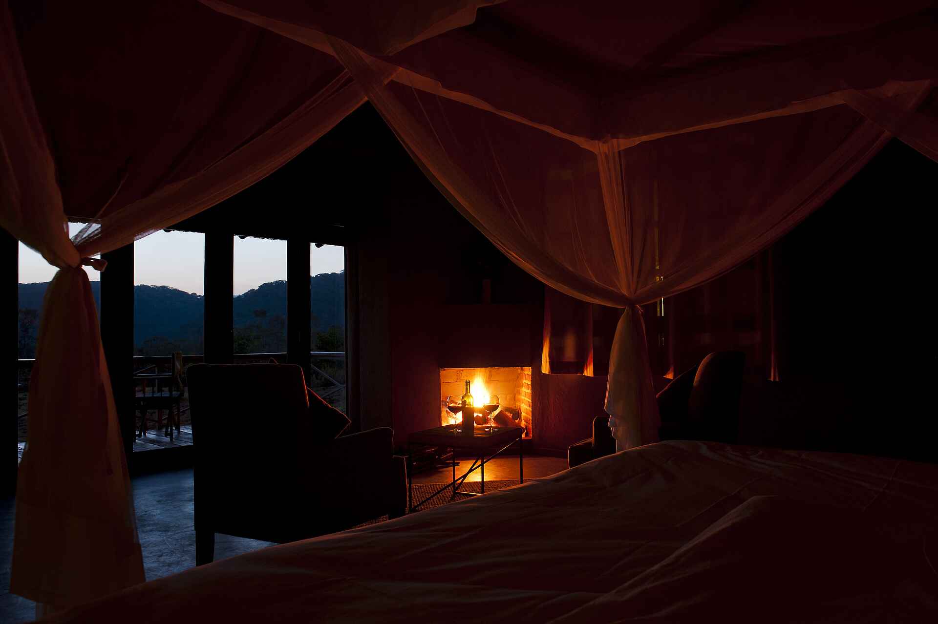 Kitela Lodge: Kaminfeuer im Gästezimmer karatu, kitela lodge, ngorongoro conservation area, tanganyika wilderness camps, gästezimmer, kaminfeuer, afrikarma, afrikarma safaris, afrikarma safaris - wildnis. hautnah., afrikarma.de