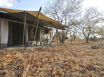 Kwihala Camp: Terrasse mit Regiestühlen