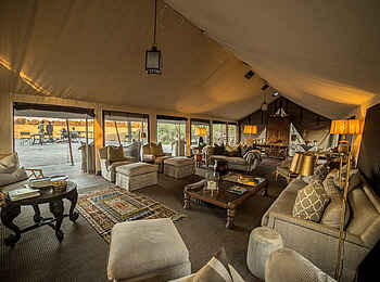 Little Machaba Camp: Die gemütliche Lounge der Hauptlodge