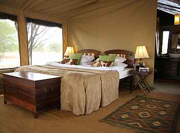 Manyara Ranch: Doppelbett mit Kofferablage Manyara Ranch: Doppelbett mit Kofferablage