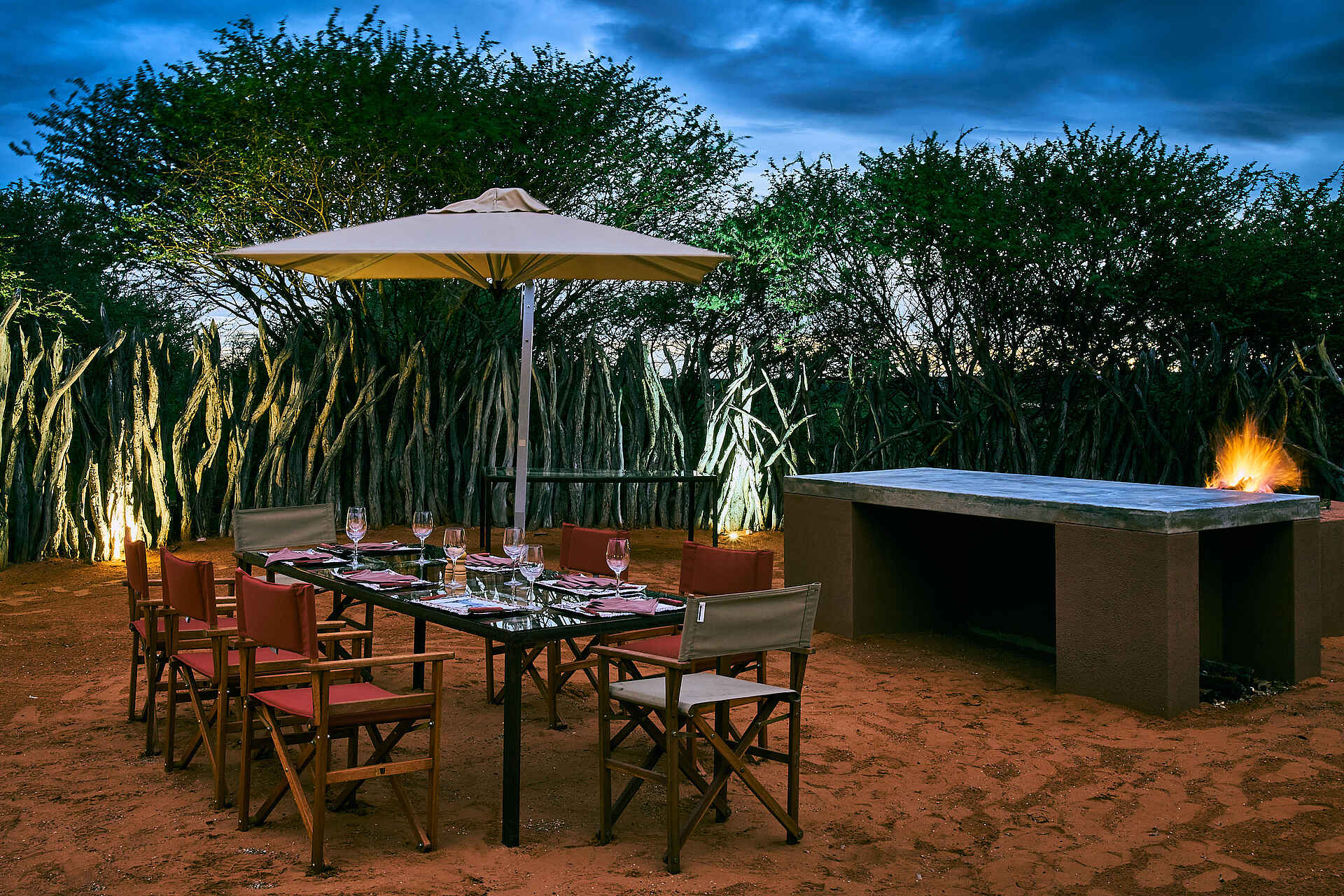 Otjimbondona Kalahari Lodge: Die Boma für Dinner unter den Sternen Otjimbondona Kalahari Lodge: Die Boma für Dinner unter den Sternen