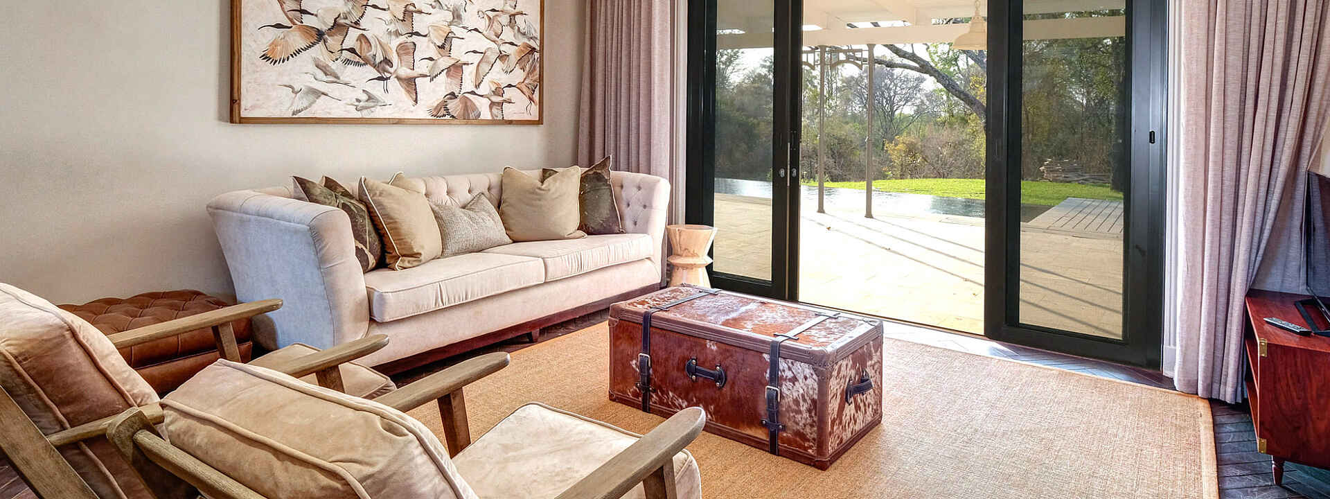 Die einladende Lounge der Palm River Hotel Deluxe Suite