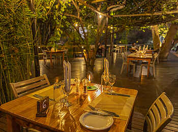 Sedia Riverside Hotel: Restaurantbereich