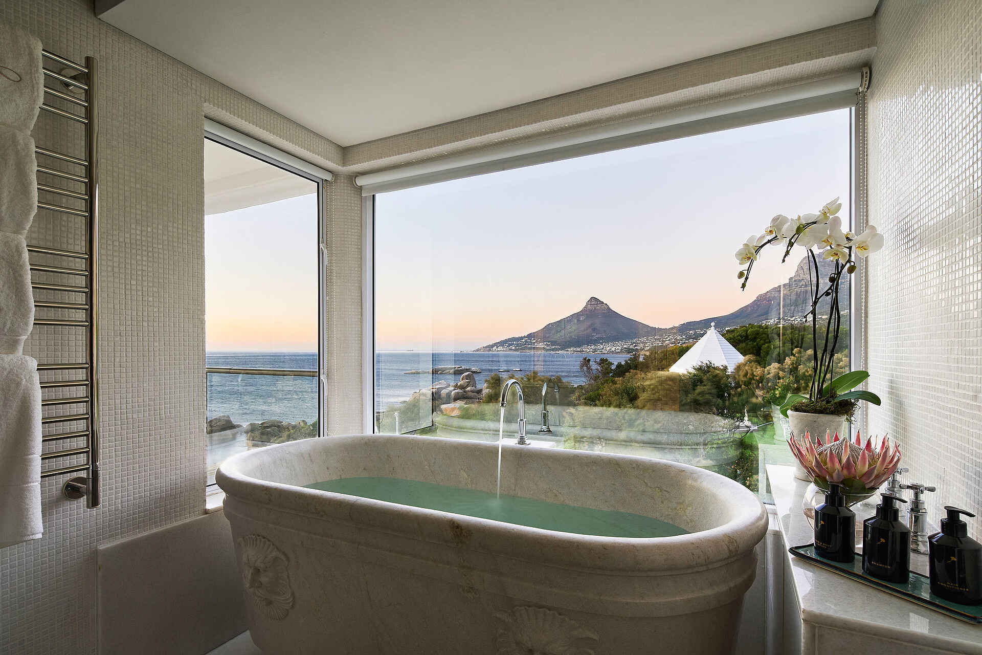 The Twelve Apostles Hotel: Presidential Suite Bad