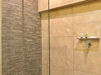 Victoria Falls Safari Lodge: Geräumige Dusche