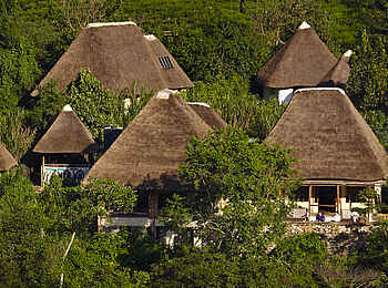 Volcanoes Bwindi Lodge: Die Bwindi Lodge aus der Ferne