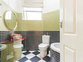 528 Victoria Falls Guesthouse: Das Badezimmer der Suite