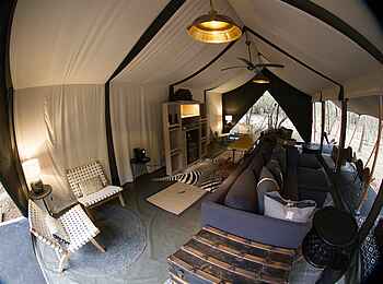 Jock Safari Lodge – Main Lodge: Sofaecke im Haupt-Zelt