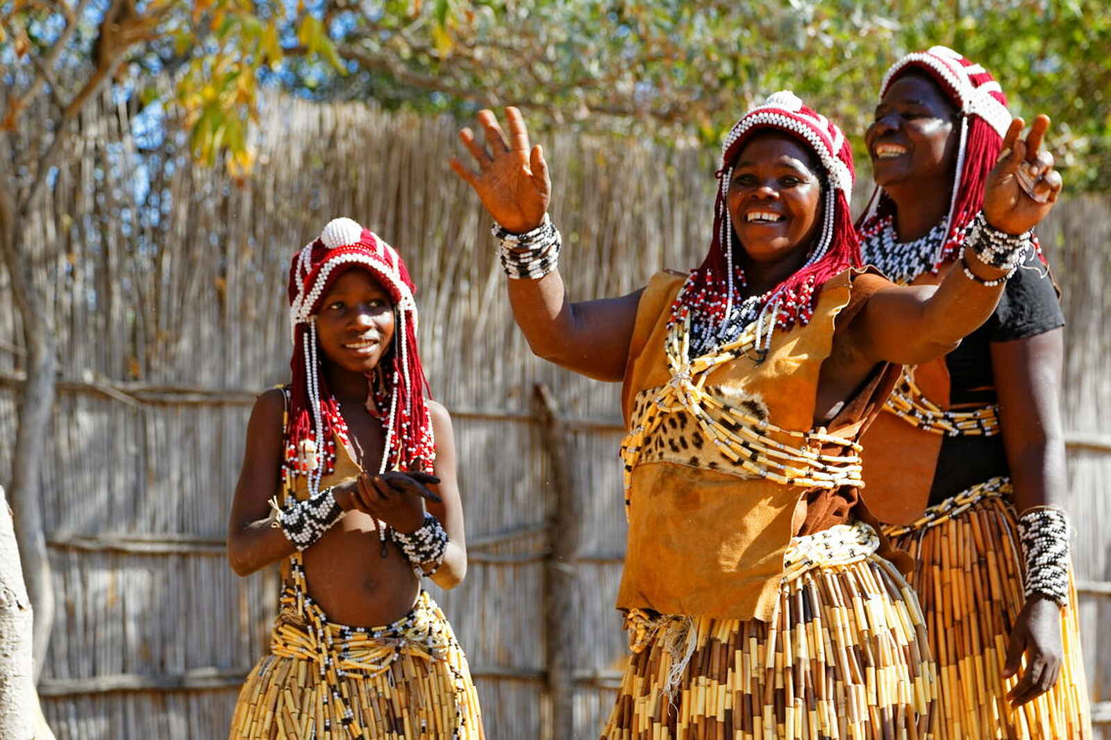 Namushasha River Lodge: Traditionelle Frauen beim Tanz Namushasha River Lodge: Traditionelle Frauen beim Tanz