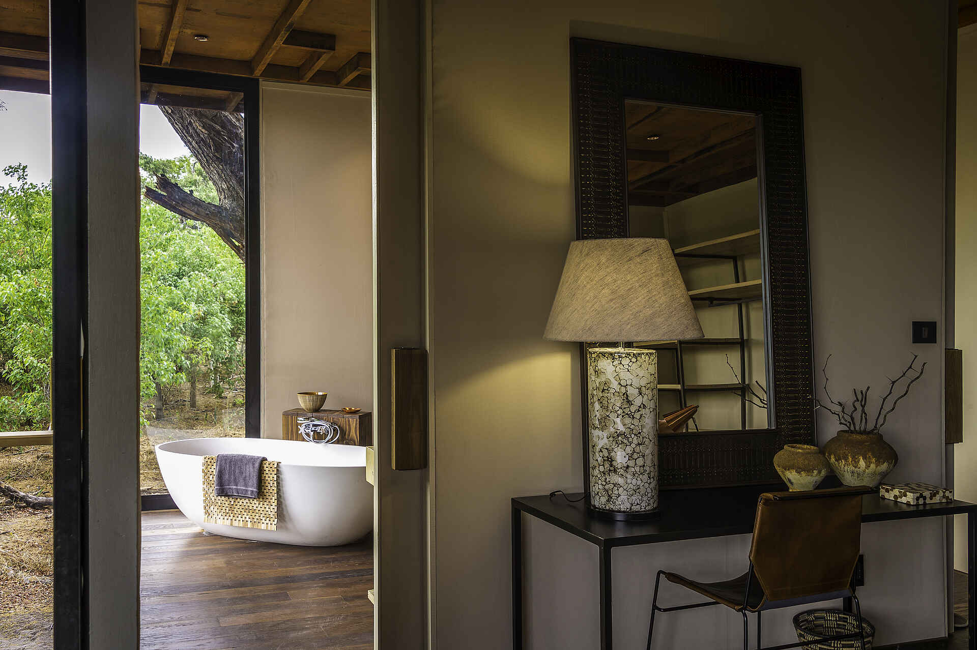 Qorokwe Camp: Schreibtisch und Bad Qorokwe Camp, NG 32, Okavango-Delta, Wilderness Safaris, Badewanne, Gästebad, Gästechalet, Schreibtisch, Afrikarma, Afrikarma Safaris, Afrikarma Safaris - Wildnis. Hautnah., Afrikarma.de, Glamping