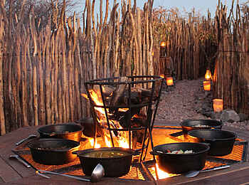 Taleni Etosha Village: Boma-Abendessen Taleni Etosha Village: Boma-Abendessen