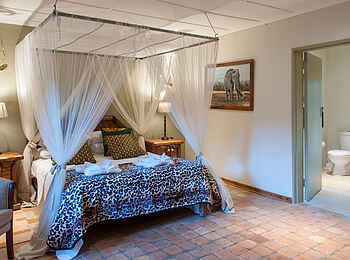 Bayete Guest Lodge: Schlafzimmer und Bad