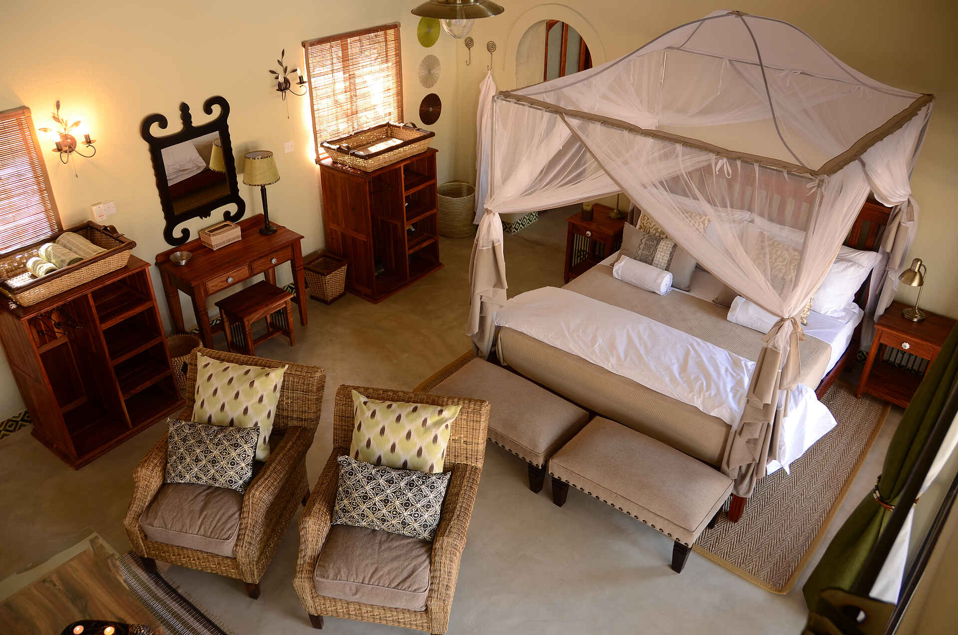 Camelthorn Lodge, Hwange National Park, Imvelo, Maisonette, Safari Lodge, Doppelbett, Forest Villa, Gästechalet, Moskitonetz, Sitzgruppe, Afrikarma, Afrikarma GmbH, Afrikarma Safaris, Afrikarma Safaris - Wildnis. Hautnah., Afrikarma.de