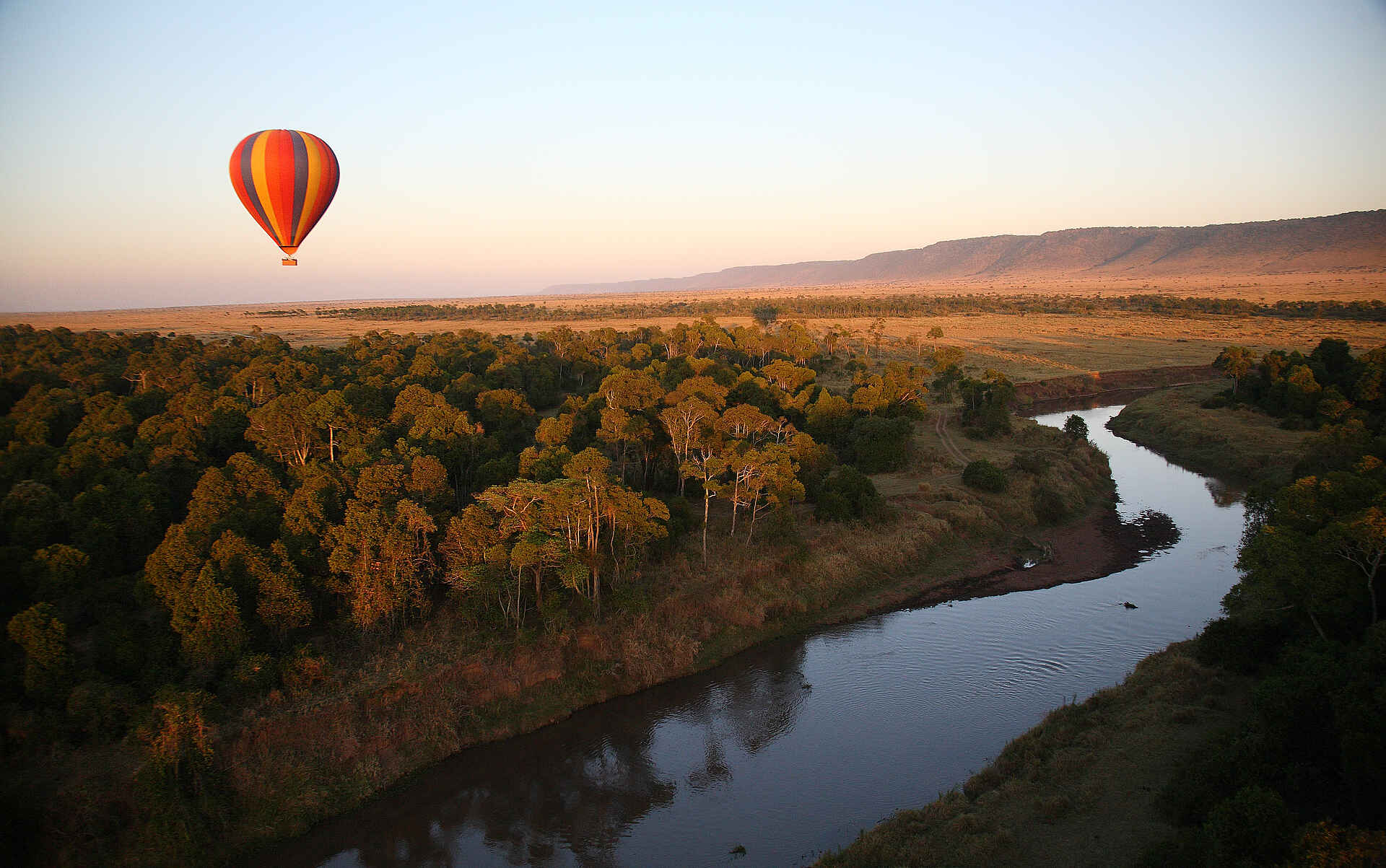 afrikarma, afrikarma Safaris, Afrikarma Safaris - Wildnis.Hautnah., afrikarma.de, Masai Mara, Ballonfahrt, Ballonsafari, Flußlauf, Heißluftballon