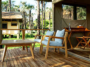 Kisima Ngeda Camp: Veranda mit Sitzgelegenheiten Kisima Ngeda Camp: Veranda mit Sitzgelegenheiten