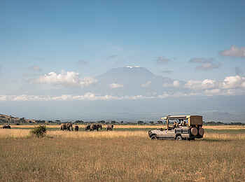 Kitirua Plains Lodge: Pirschfahrt mit Mount Kilimanjaro im Hintergrund