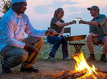 Little Ruckomechi Camp: Gäste am Lagerfeuer
