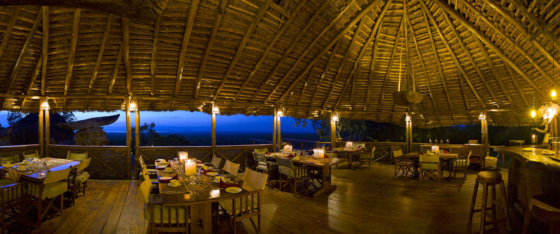 Maweninga Camp: Blick aus dem Speisesaal heraus Maweninga Camp, Tanganyika Expeditions, Tarangire National Park, Dinner, Speisezelt, Afrikarma, Afrikarma Safaris, Afrikarma Safaris - Wildnis. Hautnah., Afrikarma.de