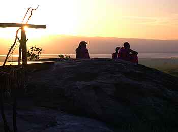 Maweninga Camp: Massai-Guides beim Sonnenuntergang