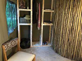Mma Tsebe Tented Camp: Offener Kleiderschrank Mma Tsebe Tented Camp: Offener Kleiderschrank