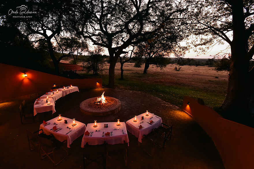 Mohlabetsi Safari Lodge: Dinner in der Boma Mohlabetsi Safari Lodge: Dinner in der Boma