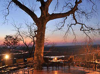 Muchenje Safari Lodge: Abend auf dem Deck