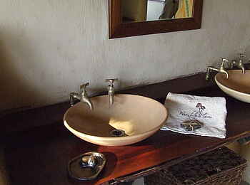 Nanzhila Plains Safari Camp: Doppelwaschbecken Nanzhila Plains Safari Camp: Doppelwaschbecken