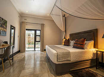 Nkosi Guest Lodge: Superior Room Bett