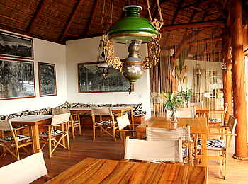 Papaya Lake Lodge: Tische im Restaurant