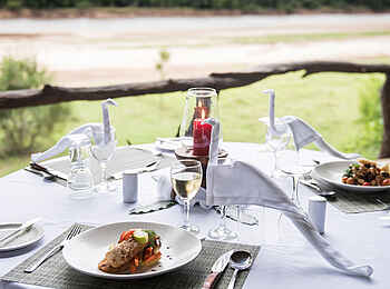 Shawa Luangwa Camp: Gedeckter Tisch Shawa Luangwa Camp: Gedeckter Tisch