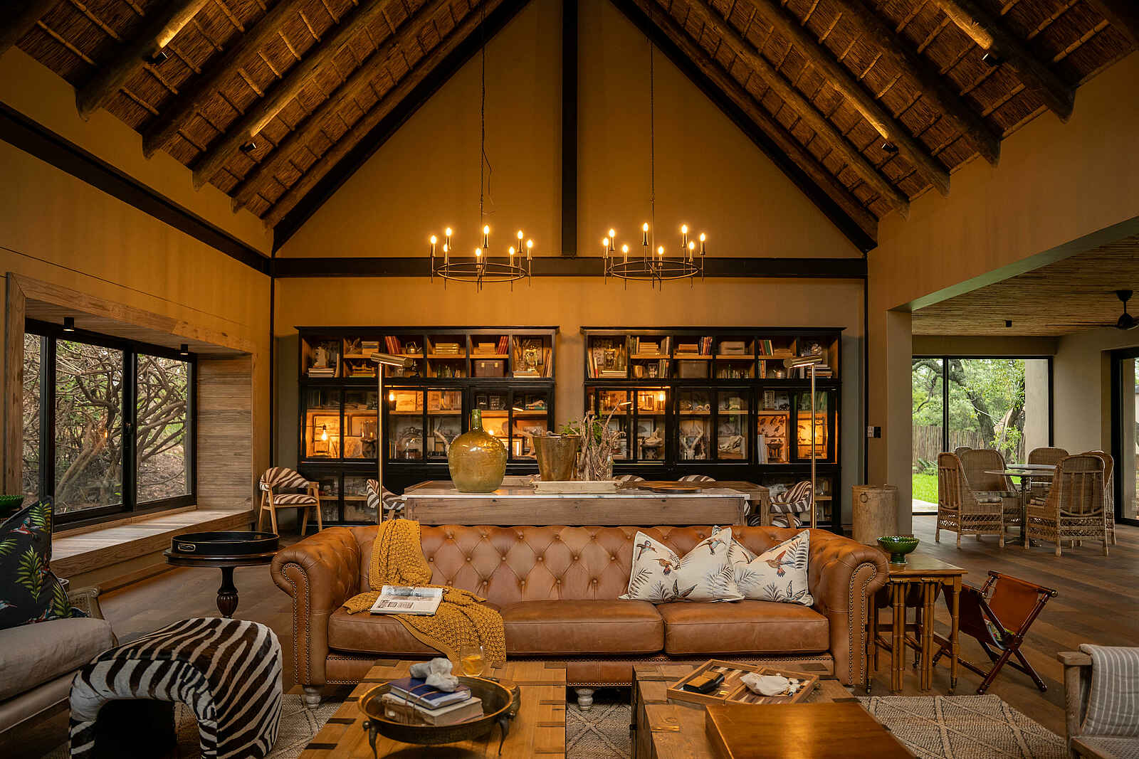 Thornybush Game Lodge: Zentralbereich mit Bibliothek Thornybush Game Lodge: Zentralbereich mit Bibliothek