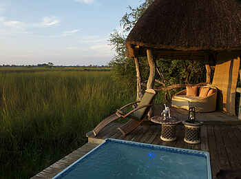 Xakanaxa Camp: Deck und Sala am Plunge Pool