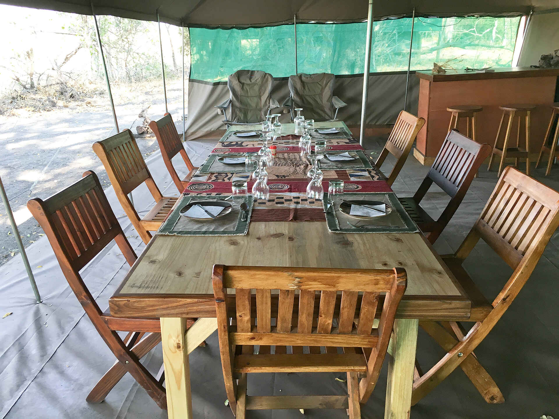 Bushman Nomadic, Bushman Experience, Bushman Plains Camp, NG 12, Okavango Delta, Esstisch, Afrikarma, Afrikarma Safaris, Afrikarma Safaris - Wildnis. Hautnah., Afrikarma.de