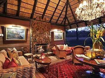 Camp Ndlovu: Lounge in der Abenddämmerung Camp Ndlovu: Lounge in der Abenddämmerung
