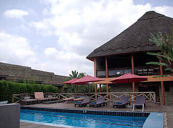 Five Volcanoes Boutique Hotel: Liegestühle am Pool