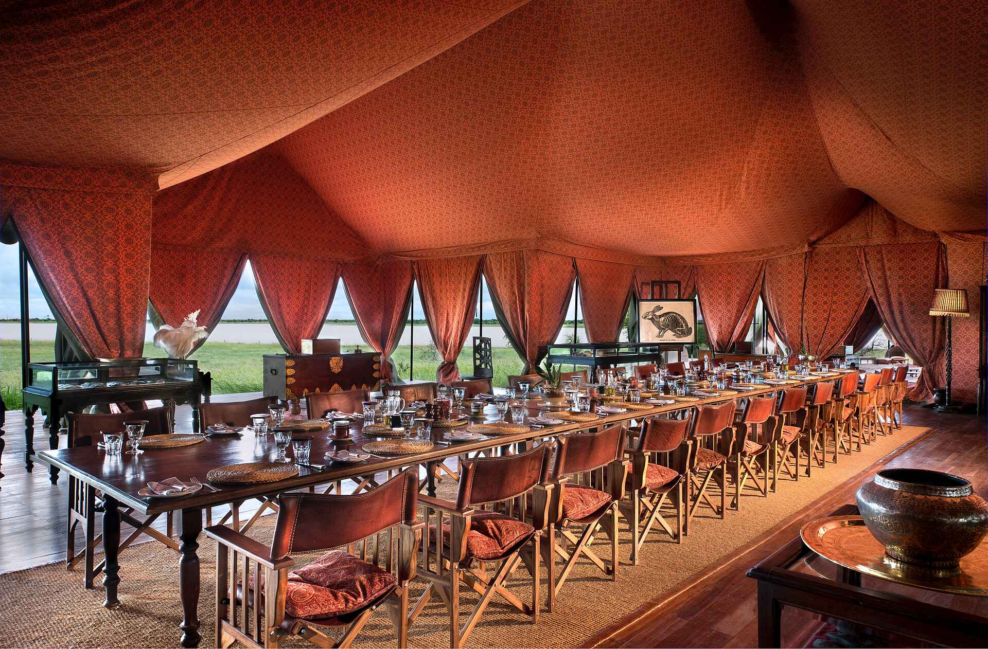 Jack's Camp: Speisesaal mit großer Tafel Baobab, Hauptzelt, Jack's Camp, Kalahari, Kubu Island, Makgadikgadi, Ntwetwe Pan, Esstisch, Speisesaal, Afrikarma, Afrikarma Safaris, Afrikarma Safaris - Wildnis. Hautnah., Afrikarma.de, Natural Selection