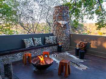 Jock Safari Lodge – Main Lodge: Terrasse mit Feuerschale