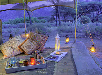 Koros Camp: Kissen unter einem Zeltvordach