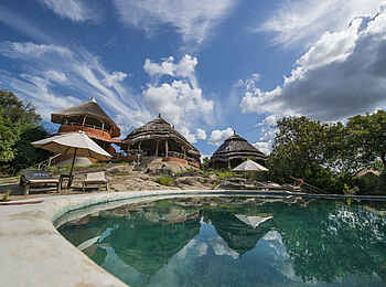 Mihingo Lodge: Pool mit Lodge Mihingo Lodge: Pool mit Lodge