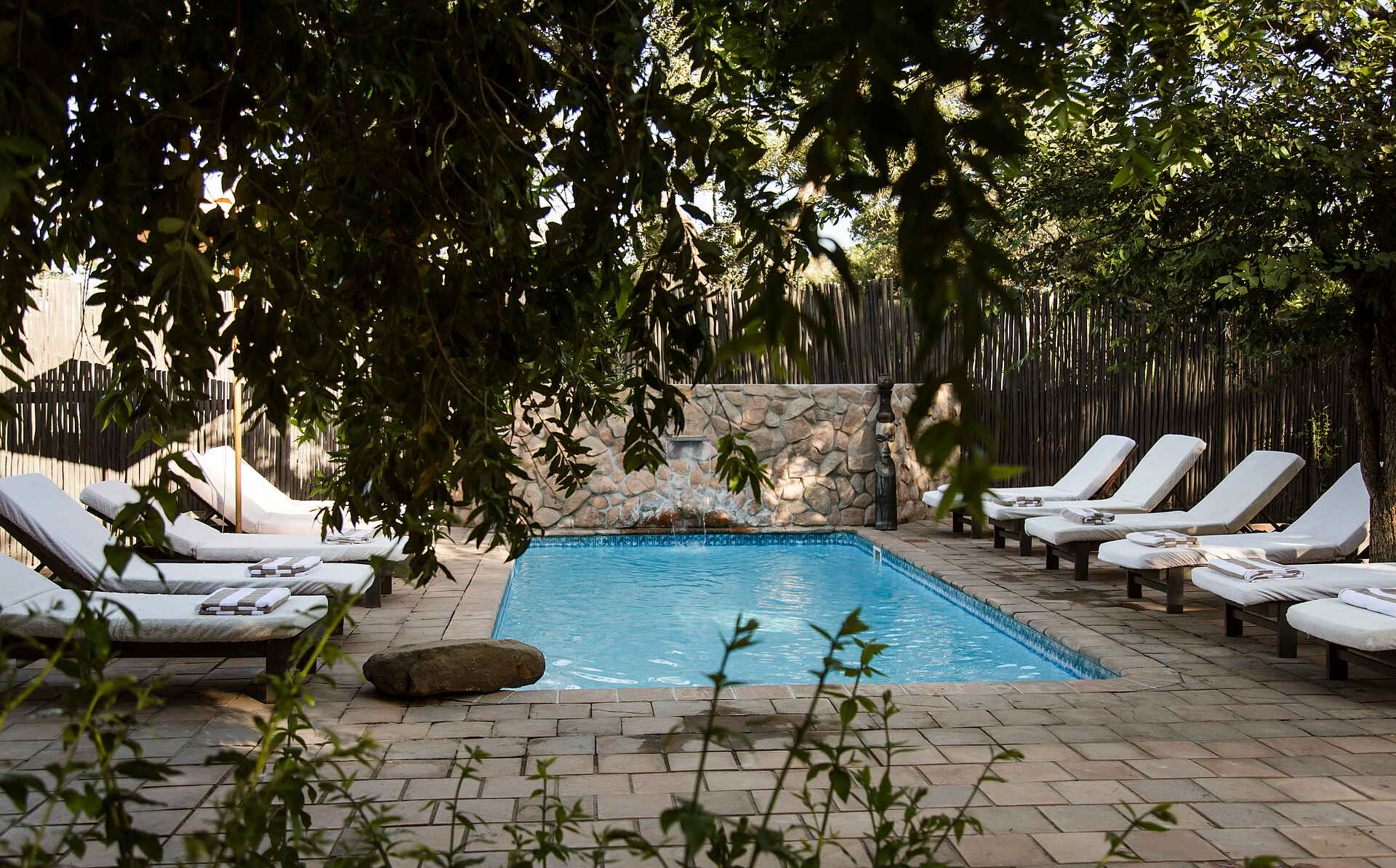 Simbavati River Lodge: Pool mit Liegen Krüger Nationalpark, Safari, Simbavati River Lodge, Timbavati Game Reserve, Pool