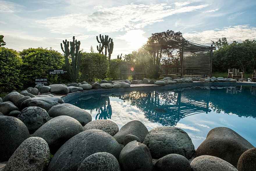 Volcanoes Kyambura Gorge Lodge: Felsen am Pool Volcanoes Kyambura Gorge Lodge: Felsen am Pool