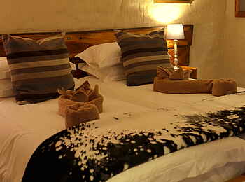 Chobe Elephant Camp: Doppelbetten ud Nachttischlampen Chobe Elephant Camp: Doppelbetten ud Nachttischlampen