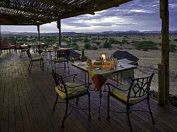 Doro Nawas: Abendessen auf dem Deck