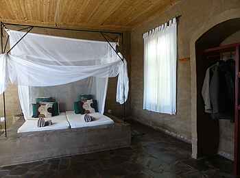 Fort Sesfontein: Ein gemauertes Doppelbett