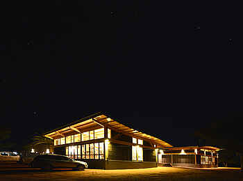 Kalahari Anib Lodge: Lodge bei Nacht