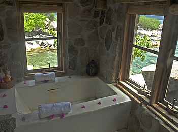 Kaya Mawa: Bad mit Blick