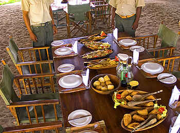 Lake Manze Camp: Mittagessen im Camp Lake Manze Camp: Mittagessen im Camp