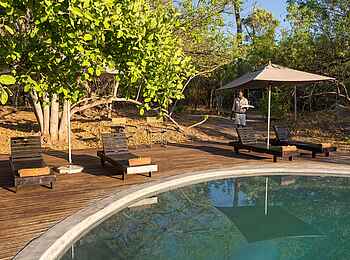 Machaba Camp: Swimmingpool und Sonnenliegen